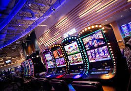 Online Bingo ဂိမ်း ကတ်ပေါ်တွင် နံပါတ်ရှာဖွေနေသောမြင်ကွင်း
